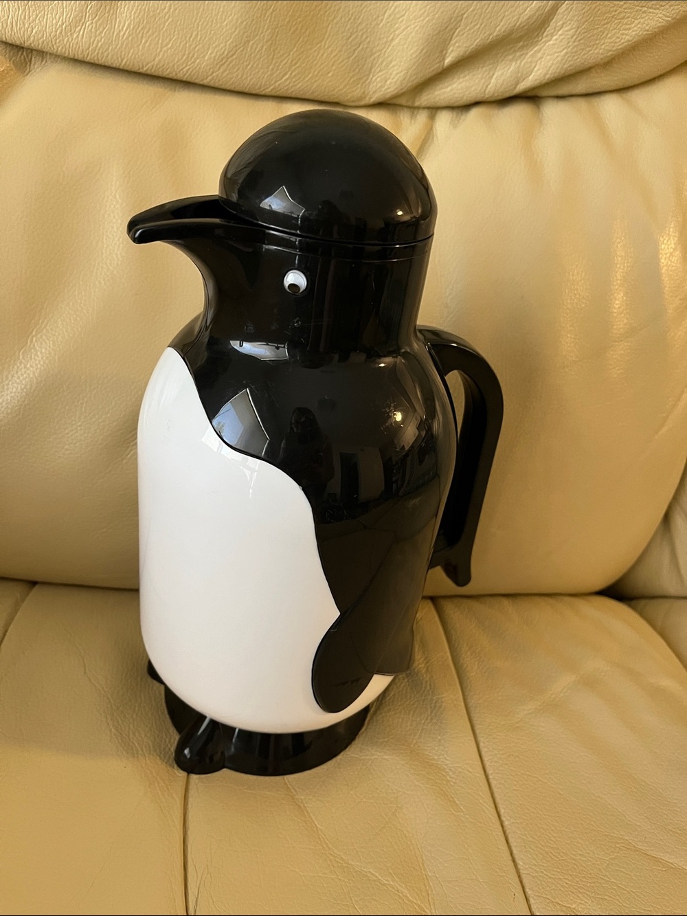 Adorable Metrokane Penguin Carafe Black/White 11-12”x5”